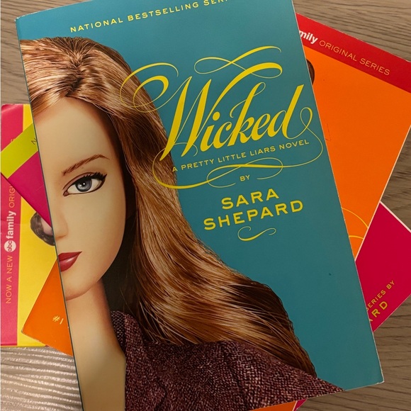 Pretty Little Liars “Wicked” Book - Picture 1 of 5